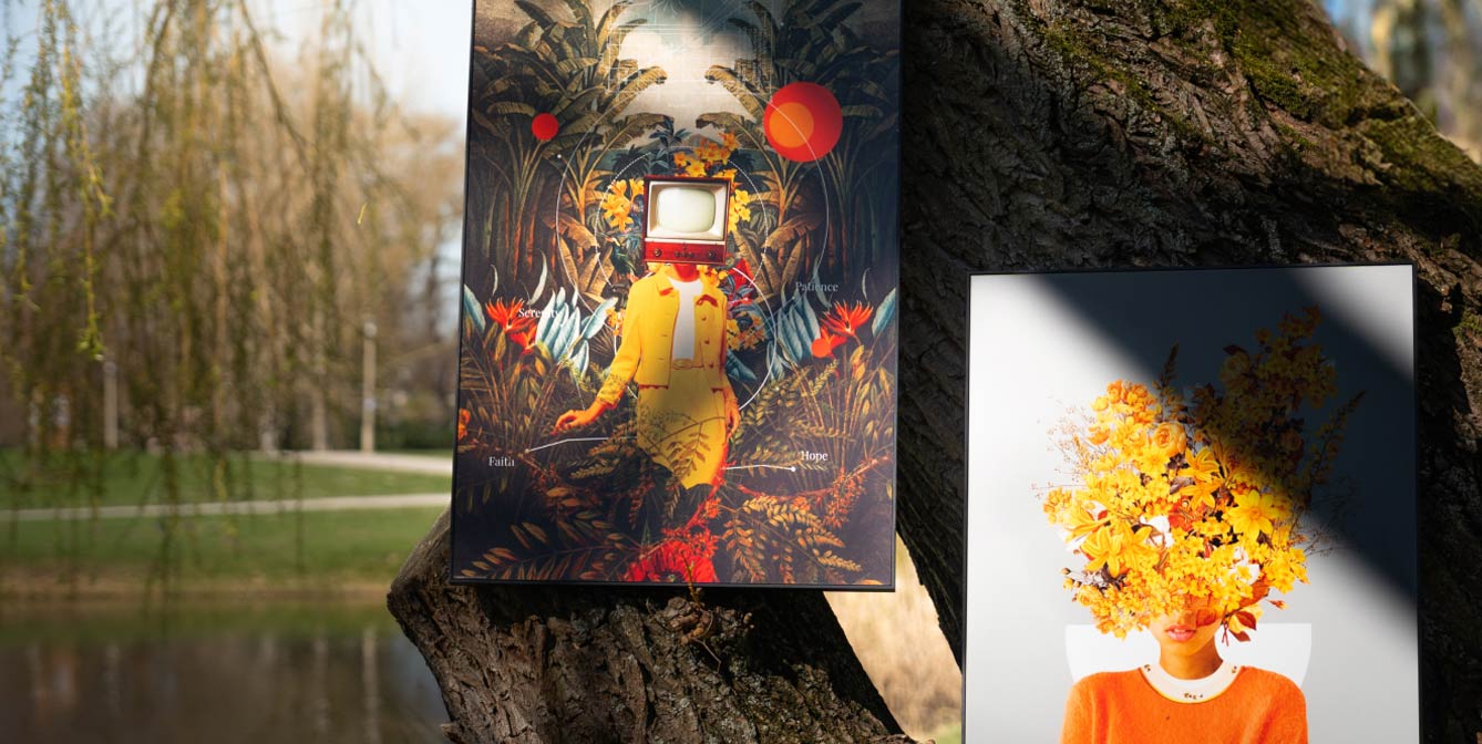 To surrealistiske veggbilder hengt opp i et tre i parken – venstre: en figur med TV-hode i tropisk landskap, høyre: et portrett med gule blomster i stedet for ansikt