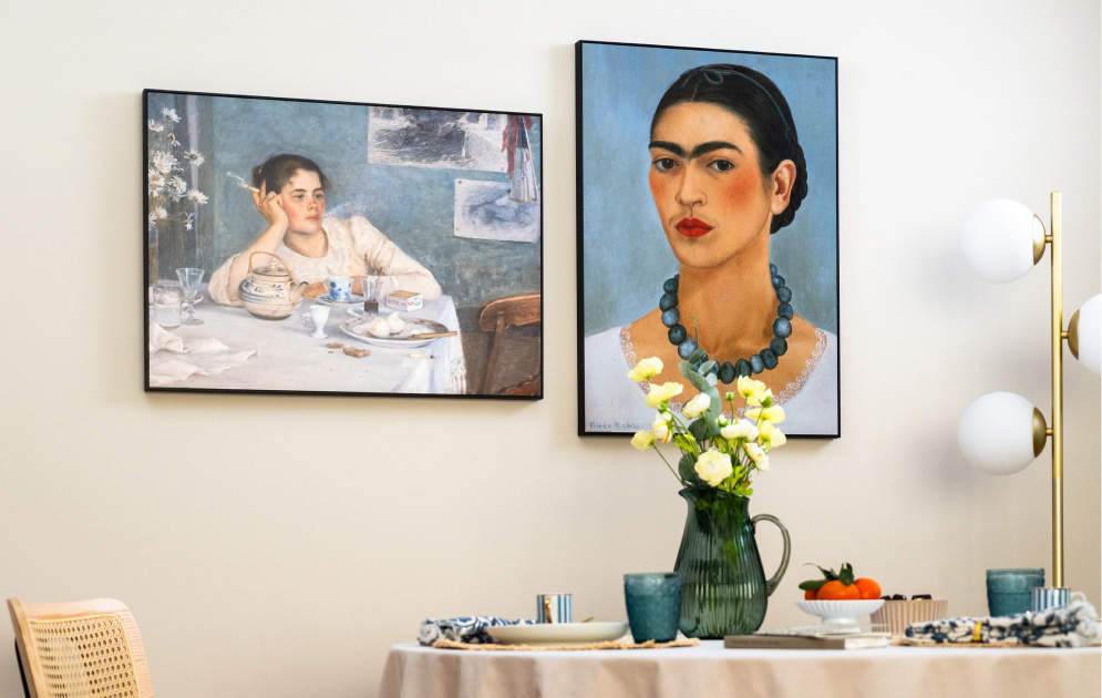 Spisestue med to kunstplakater