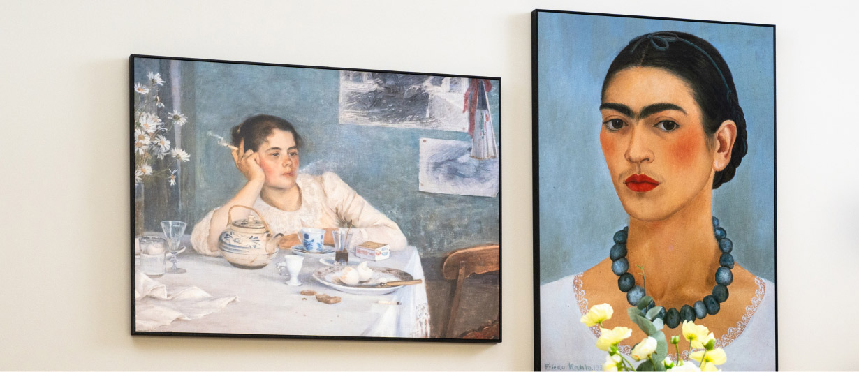 Spisestue med to kunstplakater