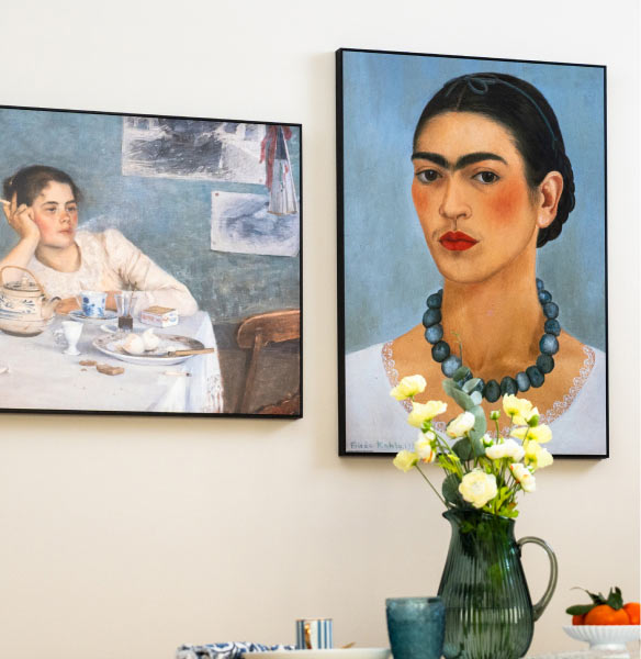 Spisestue med to kunstplakater